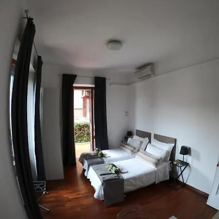 فندق مبيت وإفطار Emi's 4*