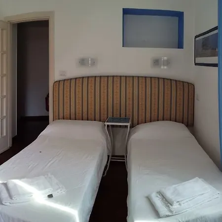 فندق مبيت وإفطار Emi's 4*
